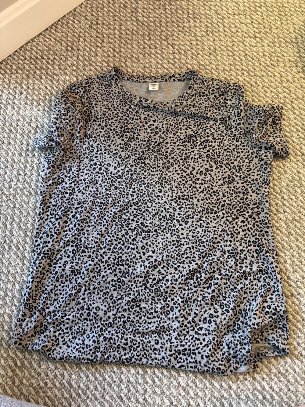 Old Navy Luxe Women’s Gray Leopard Print Short Sleeve Tee